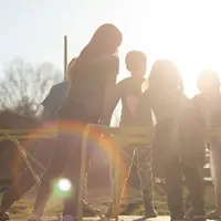 Cerita dapat membantu anak memahami makna kebahagiaan, keberanian, atau rasa syukur dengan cara yang menyenangkan dan mudah dipahami. (Foto: Jess Zoerb/Unsplash)