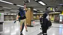 Sejumlah demonstran bertopeng merusak Stasiun MTR Wong Tai Sin di Distrik Kowloon, Hong Kong, Senin (7/10/2019). Demonstran bertopeng merusak beberapa stasiun MTR di Hong Kong. (Philip FONG/AFP)