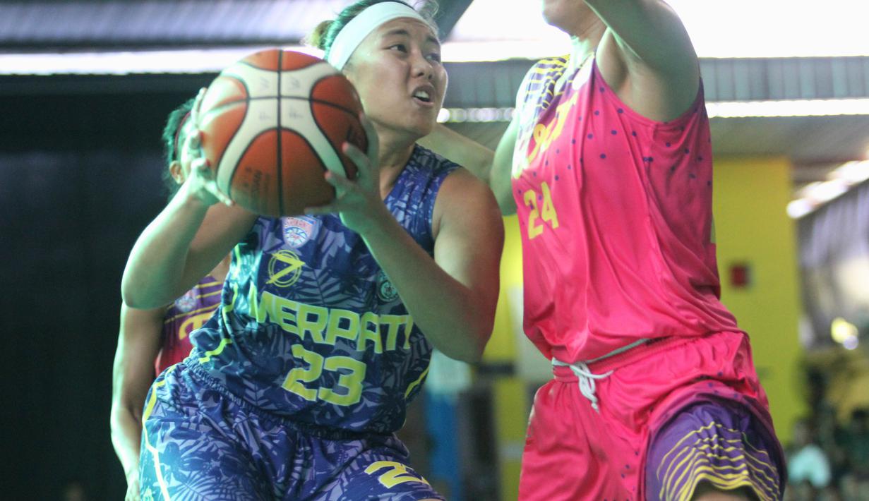 Pebasket Merpati Bali, Dora Lovita, berusaha melewati pebasket Surabaya Fever pada laga Srikandi Cup 2017 di GOR Flying Wheel, Makassar, Sabtu (2/12/2017). Surabaya Fever juara setelah mengalahkan Merpati Bali 67-48. (Bola.com/Andhika Putra)
