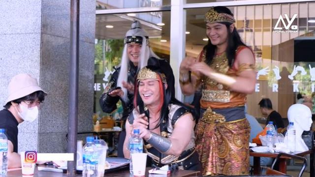 6 Aksi Kocak Afdhal Yusman, Choky Andriano dan Rico Verald Pakai Baju Kolosal di Jalanan