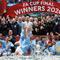 Para pemain dan staf Manchester City merayakan kemenangan bersama trofi di lapangan setelah pertandingan final Piala FA Inggris antara Chelsea melawan Manchester City di Stadion Wembley, London, pada 16 Mei 2026. Manchester City memenangkan pertandingan dengan skor 1-0. Gelar Piala FA ketiga pada era kepelatihan Pep Guardiola tersebut mengakhiri rentetan dua kekalahan beruntun City di partai final. (Adrian Dennis / AFP)