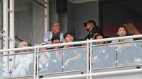 Asisten pelatih Timnas Indonesia, Nova Arianto mengamati partai klasik antara Persebaya Surabaya dan Persija Jakarta di Stadion Gelora Bung Tomo, Surabaya, Jum'at (22/11/2024) sore WIB. (Bola.com/Wahyu Pratama)