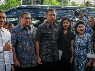 Ki-ka: Edhie Baskoro Yudhoyono, SBY, Agus Harimurti Yudhoyono, Annisa Pohan dan Ani Yudhoyono berpose saat tiba di Wisma Proklamasi, Jakarta, Jumat (23/9). (Liputan6.com/Faizal Fanani)