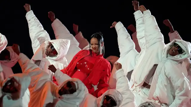 Hamil Anak Kedua, Rihanna Curi Perhatian di Super Bowl 2023