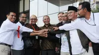 Ketua KPK Agus Rahardjo, Wakil Ketua KPK Saut Situmorang, mantan Ketua KPK Abraham Samad dan mantan Wakil Ketua KPK Bambang Widjojanto foto bersama saat menyambut penyidik senior KPK Novel Baswedan, Jakarta, Jumat (27/7). (Merdeka.com/Dwi Narwoko)