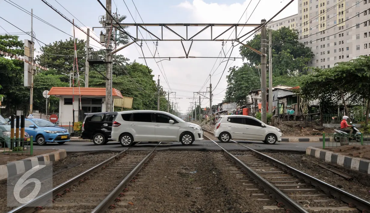 Mobil melitasi perlintasan sebidang di Stasiun Duren Kalibata, Jakarta, Kamis (14/7). Sudin Perhubungan dan Transportasi berencana akan menutup permanen perlintasan sebidang di Stasiun KA Duren Kalibata. (Liputan6.com/Yoppy Renato)