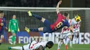 Kemenangan ini membuat Barcelona berhasil menggusur posisi rival abadi mereka Real Madrid dari posisi pertama klasemen sementara. (AP Photo/Joan Monfort)