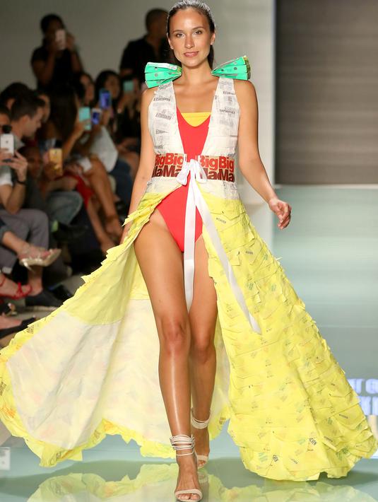 Model berjalan di atas runaway memperagakan koleksi yang diberi nama McDCouture Collection di Miami Swim Week, 20 Juni 2017. Koleksi baju renang tersebut dikreasikan dengan ribuan kemasan makanan cepat saji McDonald's. (ALEXANDER TAMARGO/GETTY IMAGES/AFP)