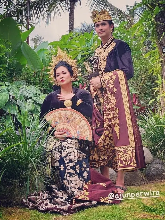 6 Gaya Pasangan Artis Jennifer Ipel dan Ajun Perwira Pakai Baju Adat Bali, Romantis