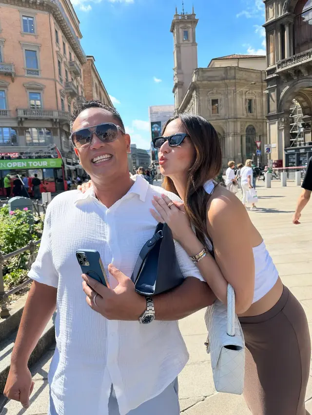 Tanpa Buah Hati, Ini 8 Potret Nia Ramadhani Liburan Bareng Suami di Italia