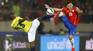 Duel panas terjadi di pertandingan pembukaan Copa America 2015 antara Chile melawan Ekuador di National Stadium, Santiago, Chile, (11/6/2015). Chile menang 2-0 atas Ekuador. (REUTERS/Ivan Alvarado)