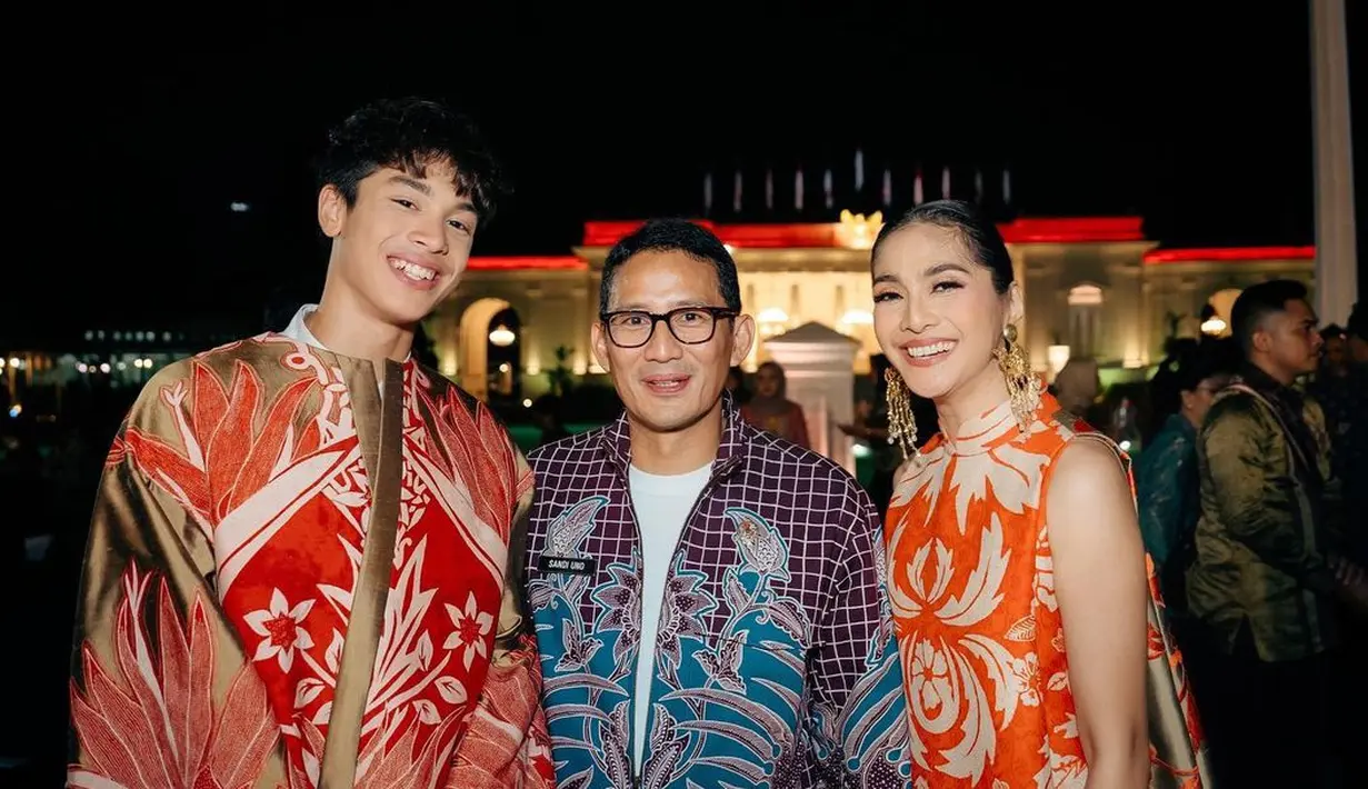 "Berphoto dgn  mentri dan idola atlet basket. Terima kasih untuk pengalaman yang menyenangkan ini." sambung pemeran Dewi Asih dalam film Sri Asih ini. [Instagram/maudykoesnaedi]