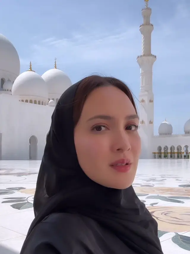 Shandy Aulia ke Masjid Agung Sheikh Zayed Abu Dhabi. [@shandyaulia]