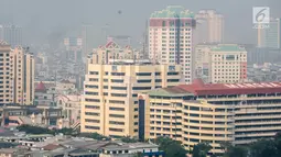 Penampakan polusi udara di langit Jakarta Utara, Senin (29/7/2019). Jakarta menempati peringkat teratas dengan kondisi udara tidak sehat pada pagi ini. (Liputan6.com/Faizal Fanani)