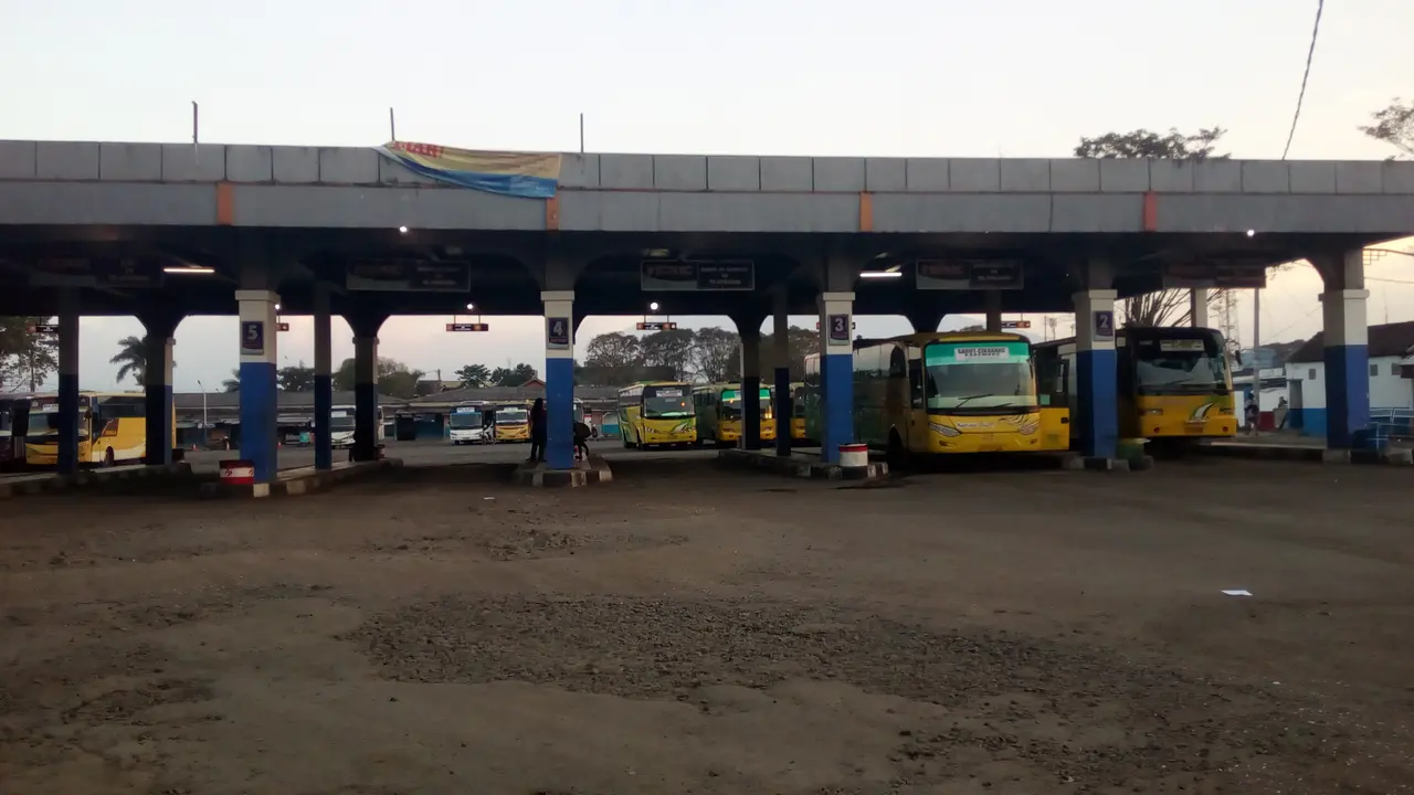Beberapa bus di Terminal Guntur Garut nampak masih menunggu penumpang