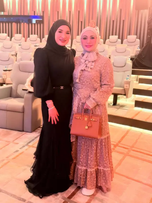 5 Artis Tampil Anggun Berbalut Gamis di Anniversary Pernikahan Haji Isam, Memukau