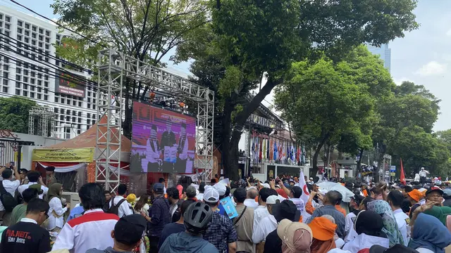 Simpatisan dan relawan pasangan bakal calon presiden dan wakil presiden penuhi kawasan Komisi Pemilihan Umum (KPU), Kamis (19/10/2023) (Liputan6.com/Ady Anugrahadi)