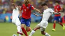 Penyerang Korea Selatan, Son Heung-min (tengah) berusaha melewati dua pemain Aljazair, Rafik Halliche (kiri) dan Carl Medjani, saat berlaga di penyisihan Piala Dunia 2014 Grup H di Stadion Beira Rio, Porto Alegre, (23/6/2014). (REUTERS/Edgard Garrido)