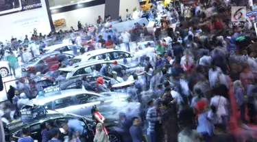 Pengunjung memadati stand pameran mobil pada Indonesia International Motor Show 2018 di JIExpo, Jakarta, Minggu (29/4). 38 merek kendaraan dipamerkan dan lebih dari 350 perusahaan ikut dalam IIMS 2018. (Liputan6.com/Helmi Fithriansyah)