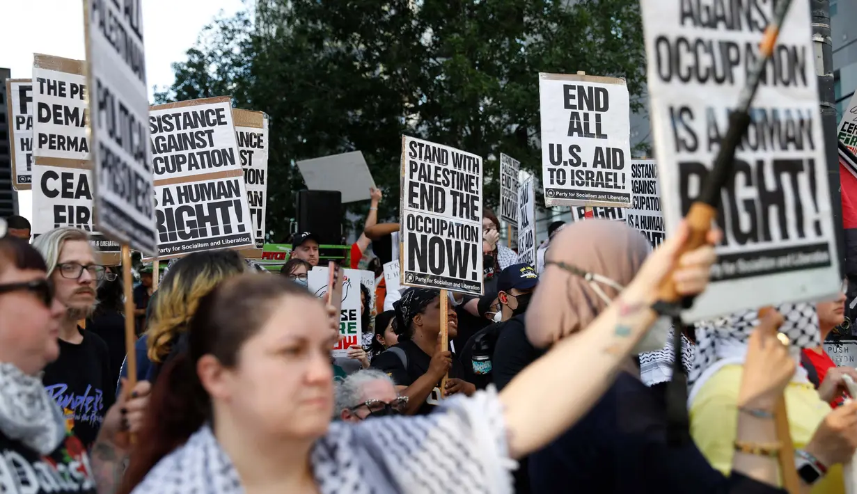 Mereka mendesak gencatan senjata antara Israel dan Gaza segera diberlakukan. (Octavio Jones/Getty Images North America/Getty Images via AFP)