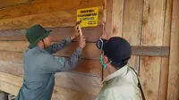 Petugas memasang tanda di pondok diduga milik perambah hutan Suaka Margasatwa Giam Siak Kecil. (Liputan6.com/Dok BBKSDA Riau)