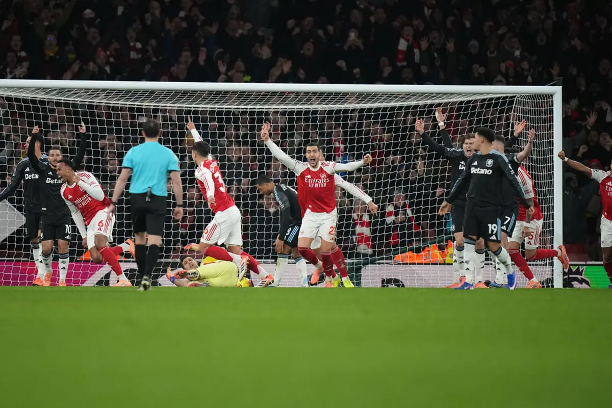 Pemain Arsenal, Gabriel Magalhaes (ketiga dari kiri), merayakan gol pada laga Premier League/Liga Inggris antara Arsenal vs Aston Villa