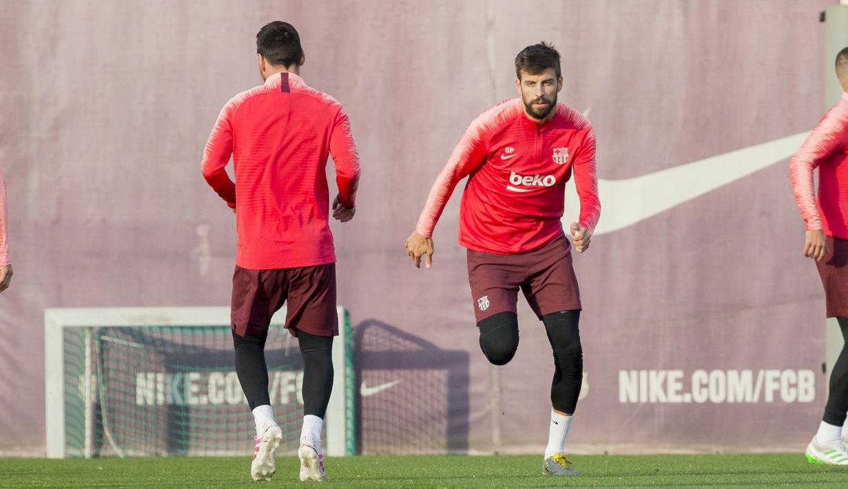 Bek Barcelona, Gerard Pique, berlari saat latihan jelang laga Liga Champions di Barcelona, Senin (16/4). Barcelona akan berhadapan dengan Manchester United. (AP/Joan Monfort)