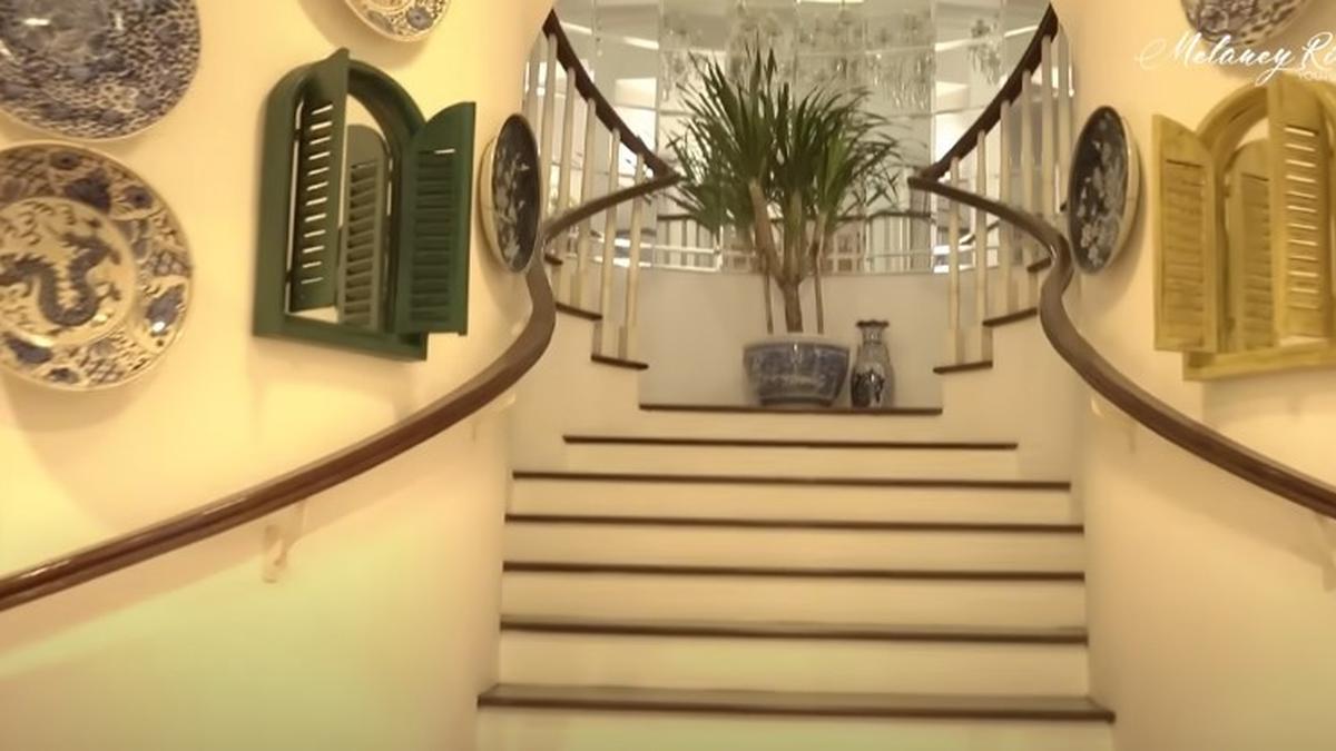 Detail Desain Tangga Rumah Yuni Shara, Inspirasi untuk Hunian Berkonsep Klasik Modern