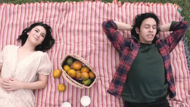 Rilis Single Baru, Ini 7 Momen Romantis Ersya Aurel Dalam Video Klipnya