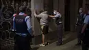 Seorang pria ditahan oleh Mossos d'Escuadra, kepolisian regional Catalonia, setelah jam malam di Barcelona pada 1 November 2020. Pemerintah Spanyol menetapkan pembatasan gerak atau jam malam yang berlaku pukul 22.00 untuk mengendalikan lonjakan kasus Covid-19. (AP Photo/Emilio Morenatti)