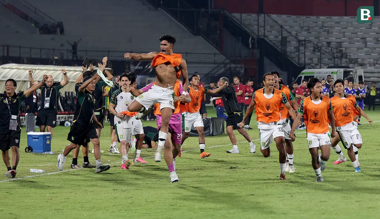Para pemain dan ofisial Persebaya Surabaya berselebrasi di lapangan usai memastikan gelar juara Piala Presiden 2026 setelah mengalahkan Persib Bandung pada laga final di Stadion Kapten I Wayan Dipta, Gianyar, Bali, Kamis (6/8/2026). Bajul Ijo mengunci gelar perdana di ajang ini lewat kemenangan dramatis 6-5 melalui adu tendangan penalti setelah bermain imbang 1-1 hingga babak tambahan waktu. (KapanLagi.com/Budy Santoso)