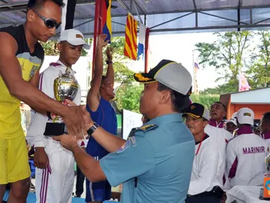 Citizen6, Jakarta Utara: Tim Dayung Kolinlamil berhasil meraih juara umum lomba dayung pekan olahraga TNI Angkatan Laut wilayah Barat (PORWILBAR) 2012 yang diselenggarakan di Danau Sunter Podomoro, Jakarta Utara, Kamis (7/6). (Pengirim: Dispenkolinlamil)