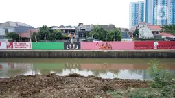 Mural bertema Kemerdekaan RI menghiasi dinding turap Sungai Ciliwung di kawasan Kampung Melayu, Jakarta, Minggu (16/8/2020). Mural karya petugas Pekerja Penanganan Sarana dan Prasarana Umum (PPSU) tersebut dibuat dalam rangka memeriahkan HUT ke-75 RI. (Liputan6.com/Immanuel Antonius)