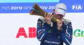 Pembalap&nbsp;Maserati MSG Racing,&nbsp;Maximilian Gunther mencium trofi setelah memenangkan balapan Jakarta E-Prix 2023 Round-11 yang berlangsung di Jakarta International E-Prix Circuit (JIEC), Ancol, Jakarta, Minggu (04/06/2023). (Bola.com/Bagaskara Lazuardi)