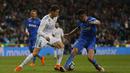 Cristiano Ronaldo (kiri) mengeoh pemain Getafe, Bruno Gonzalez pada lanjutan La Liga Santander di Santiago Bernabeu stadium, Madrid, (3/3/2018). Real madrid menang 3-1. (AP/Francisco Seco)