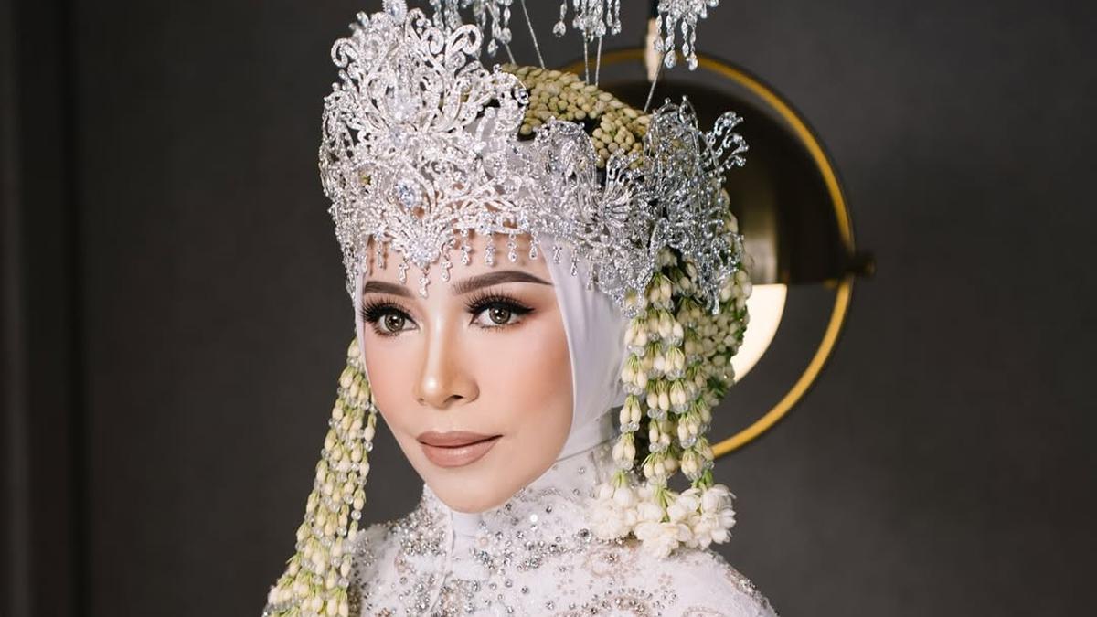 Detail Kebaya Pengantin Sunda Melly Goeslaw di Anniversary Pernikahan ke-30, Ada Sulaman Burung di Bagian Ekor