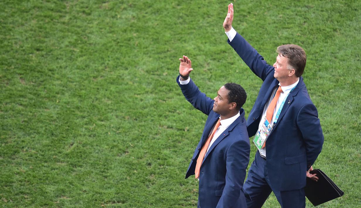 Pelatih kepala Timnas Belanda, Louis van Gaal (kanan) dan pelatih asisten Patrick Kluivert setelah Grup B Piala Dunia 2014 melawan Chile di Corinthians Arena, Sao Paulo, Brasil, 23 Juni 2014. De Oranje menang dengan skor 2-0. (AFP/Gabriel Bouys)