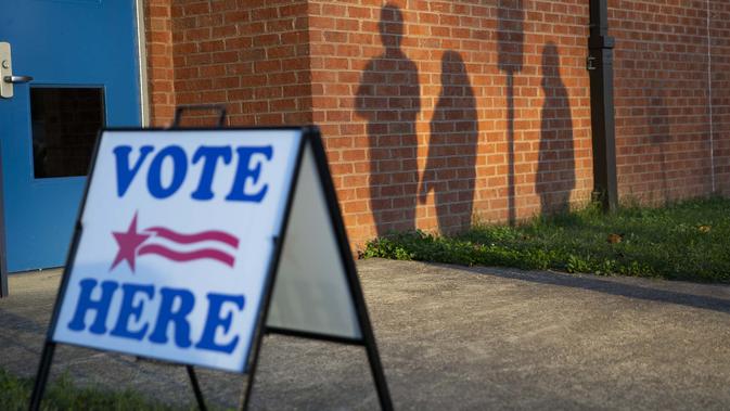 Para pemilih menunggu di luar lokasi pemungutan suara Lee Hill pada Hari Pemilihan di Spotsylvania, Virginia, Amerika Serikat, Selasa (3/11/2020). (Mike Morones/The Free Lance-Star via AP)