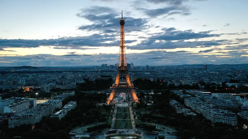 Lukisan Raksasa di Taman Menara Eiffel