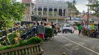 Aksi pedagang membuang dan membagikan sayur di Kabupaten Malang disebabkan harga sayur anjlok serta distribusi hancur pandemi Covid-19 (Liputan6.com/Zainul Arifin)