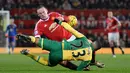 Striker MU, Wayne Rooney, berebut bola dengan pemain Norwich, Martin Olsson, pada laga Liga Premier Inggris di Stadion Old Trafford. (AFP/Oli Scarff)