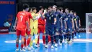 Pemain Timnas Futsal Thailand, Muhammad Osmanmusa memimpin rekan-rekannya bersalaman dengan para pemain Vietnam setelah laga Grup B Piala Asia Futsal 2026 di Indonesia Arena, Senayan, Jakarta, Sabtu (31/01/2026). (Bola.com/Bagaskara Lazuardi)