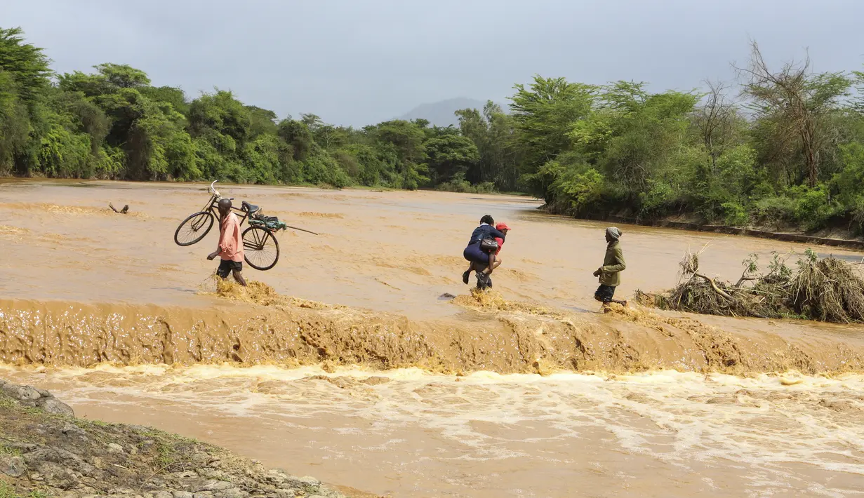 Kenya, serta negara tetangganya Somalia dan Ethiopia, sedang bergulat dengan banjir terburuk dalam sejarah. (AP Photo)