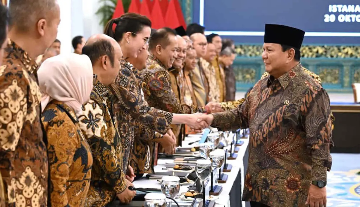 Presiden Prabowo Subianto saat menyalami Menteri Pariwisata Indonesia, Widiyanti Putri Wardhana sesaat sebelum menggelar Sidang Kabinet Paripurna di Istana Negara Jakarta, Senin (20/10/2025). (Biro Pers Istana Kepresidenan)