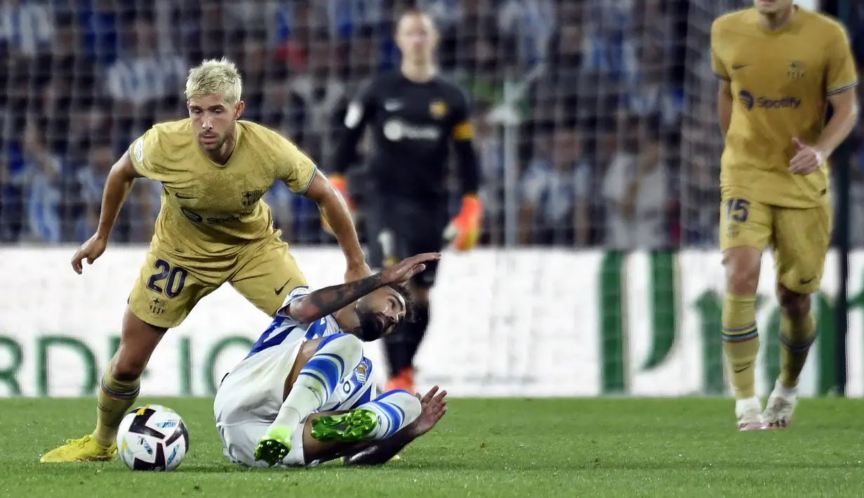 Bek Barcelona Sergi Roberto (kiri) bersaing dengan gelandang Real Sociedad Brais Mendez dalam lanjutan LaLiga 2022/2023 di Reale Seguros Stadium, San Sebastian, Sein (22/8/2022) dini hari WIB. Barcelona mempermalukan tuan rumah Real Sociedad 4-1 berkat dua gol penyerang anyar Robert Lewandowski. (Photo by Ander GILLENEA / AFP)