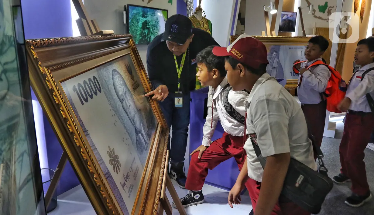 Salah satu booth misalnya memamerkan replika emas devisa, lalu ada pula booth pameran yang didirikan Percetakan Uang Republik Indonesia (Peruri). (Liputan6.com/Angga Yuniar)