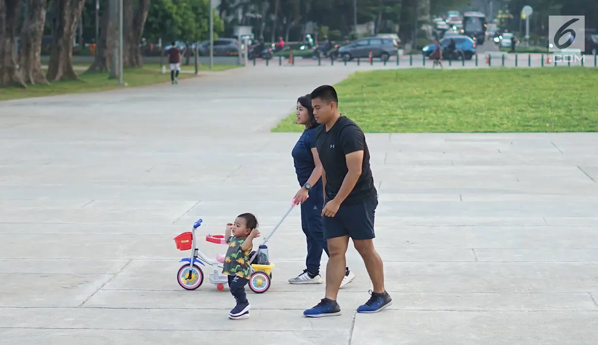 Warga beraktivitas di Taman Lapangan Banteng, Jakarta, Kamis (20/6/2019). Taman dengan luas 5,2 hektar tersebut menjadi salah satu lokasi favorit warga untuk berolahraga dan juga melepas penat. (Liputan6.com/Immanuel Antonius)