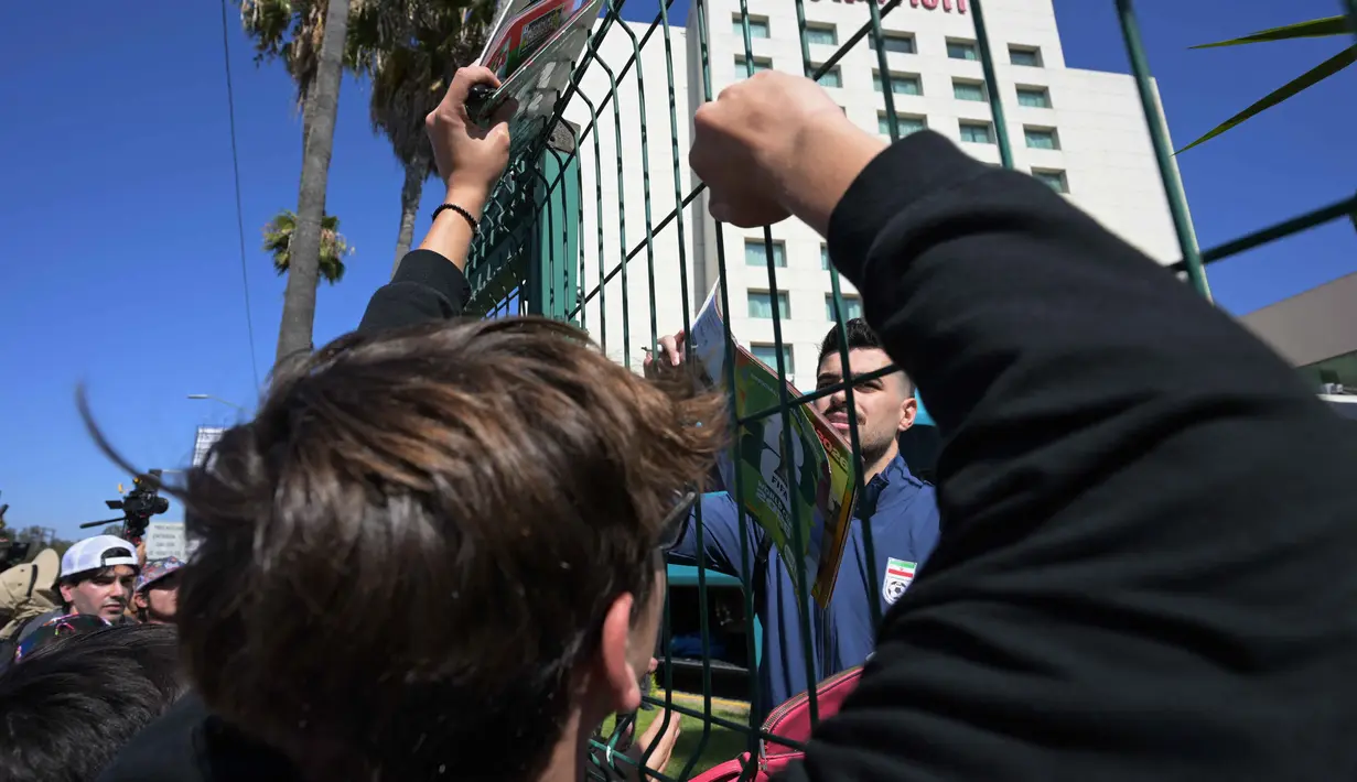 Gelandang Iran, Saeid Ezatolahi, memberikan tanda tangan untuk para penggemar di luar Hotel Marriott sebelum berangkat untuk sesi latihan di Tijuana, Meksiko, pada 10 Juni 2026, menjelang turnamen sepak bola Piala Dunia FIFA 2026. (Guillermo Arias/AFP)