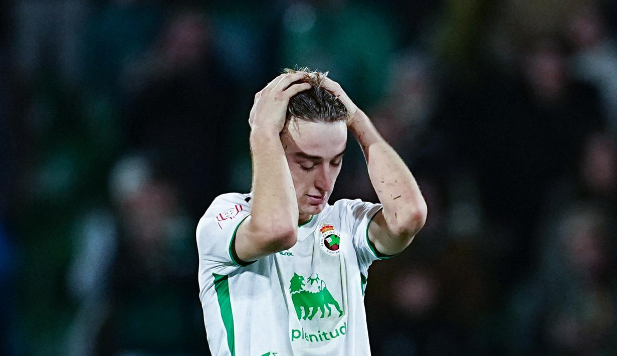 Pemain Racing Santander, Javier Castro, tampak kecewa setelah ditaklukkan Barcelona pada babak 16 besar Copa del Rey di Estadio El Sardinero, Jumat (16/1/2025). (AP Photo/Miguel Oses)