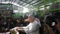 Menteri Perdagangan Enggartiasto Lukita blusukan ke Pasar Pingit Yogyakarta, Sabtu (30/18/2017). (Liputan6.com/Switzy Sahbandar)